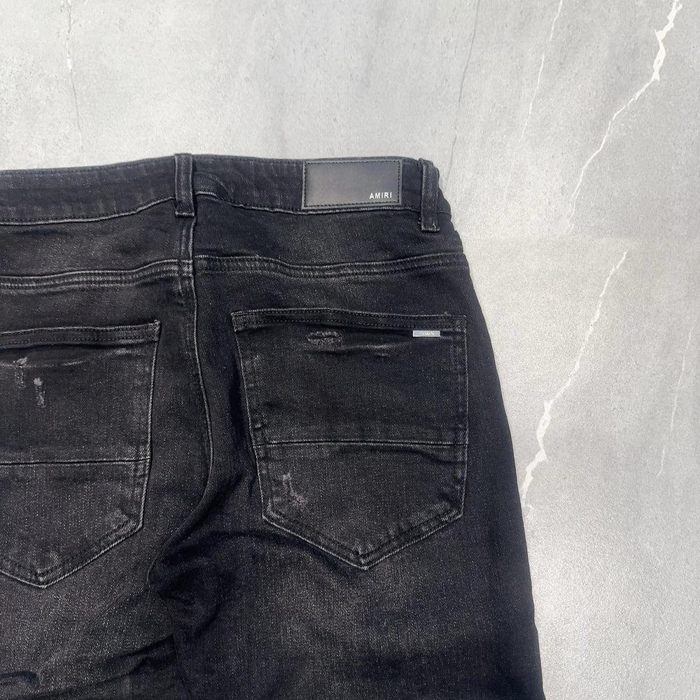 
                      
                        AMIRI JEANS Y311
                      
                    